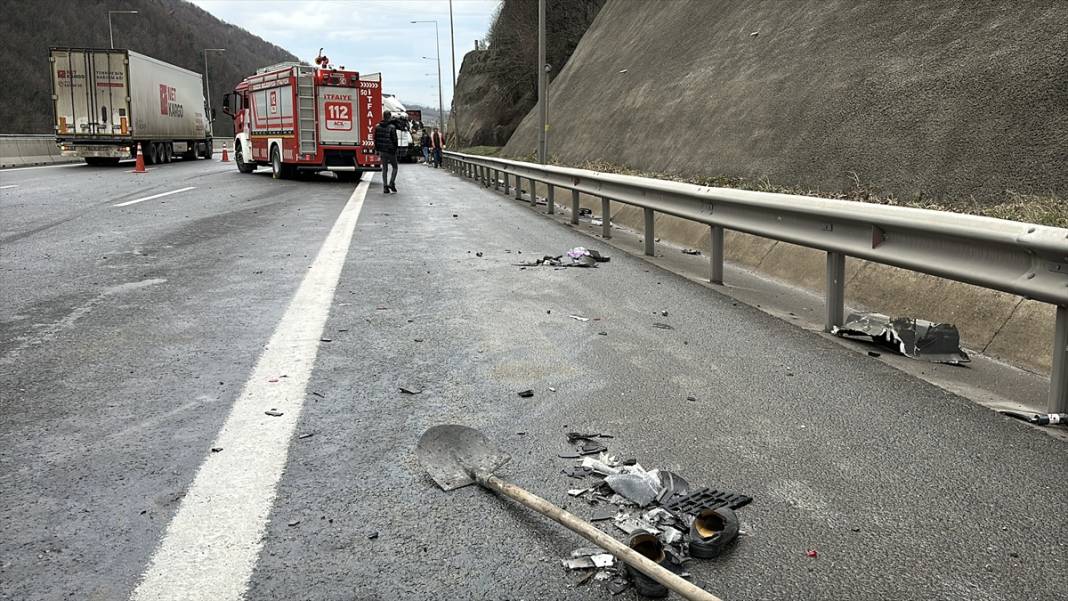 Kargo kamyonu önce TIR'a ardından bariyere çarptı, ekipler yardıma koştu 1